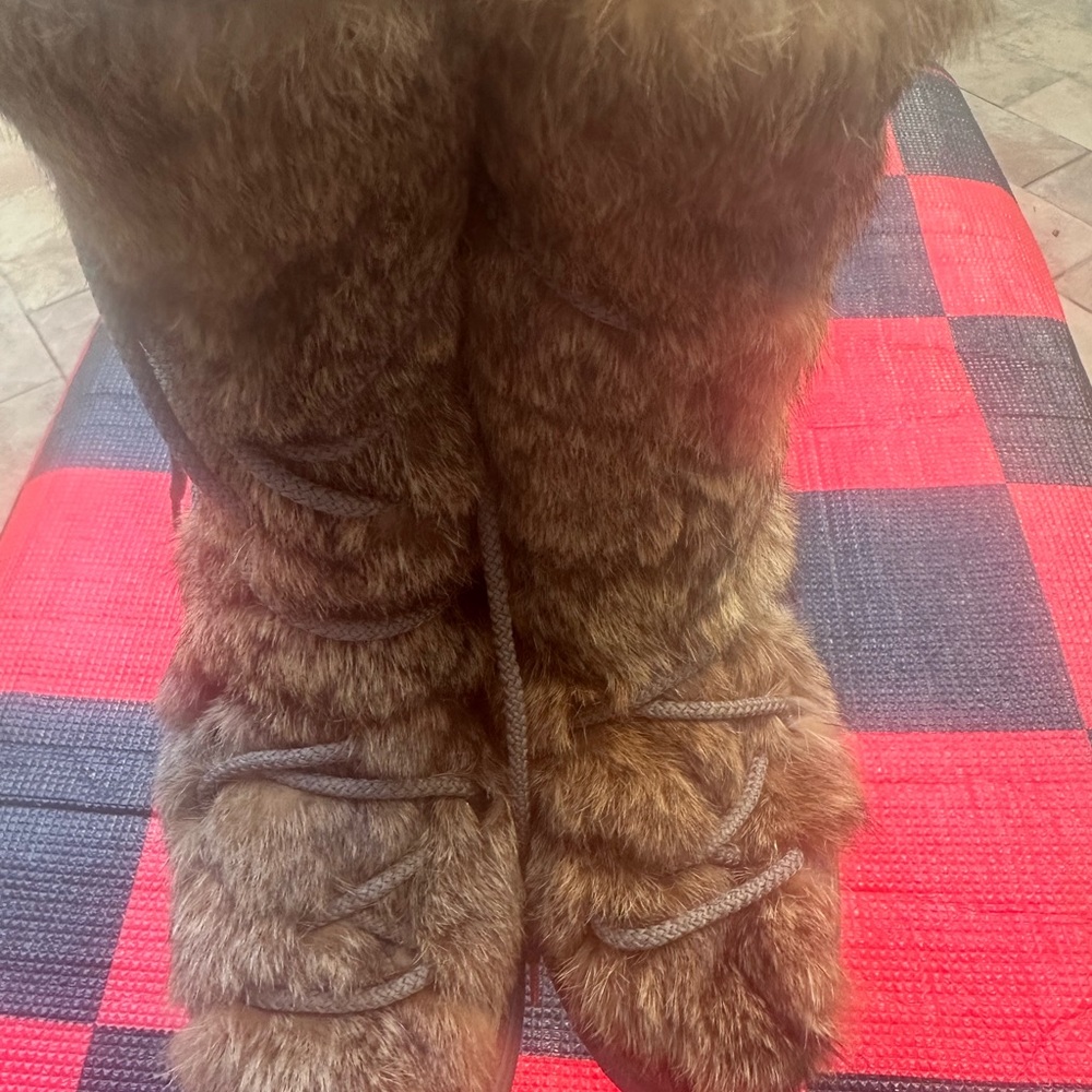 MONCLER Laced up Fur Boots in Gold size 6 (EU 36)
Made in Italy B17 - Picture 5 of 15